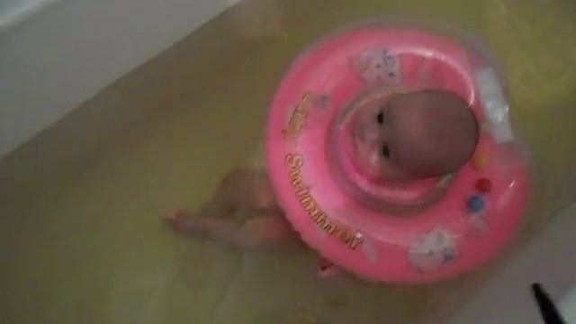 Купание ребёнка в круге на шею