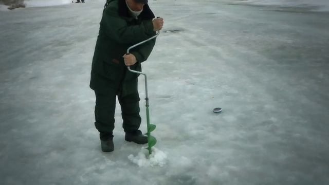 [Школа рыболова] - Ловля уклейки по последнему льду (часть 1) смотреть онлайн