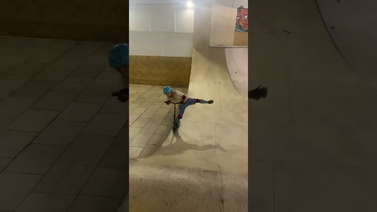 ⚡Трюки на самокате⚡. Как он не упал?❓ Катает в скейт парке BunnyHop смотреть онлайн
