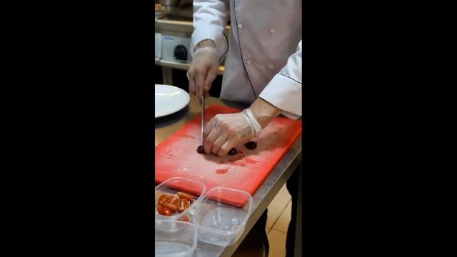 Треска с томатами и оливками