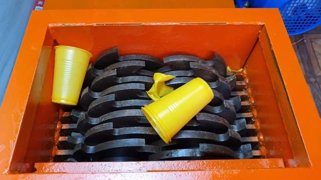 Shredder vs Barbie doll : Shredding Machine ! Crushing Hard and Soft Things with Shredder! смотреть онлайн