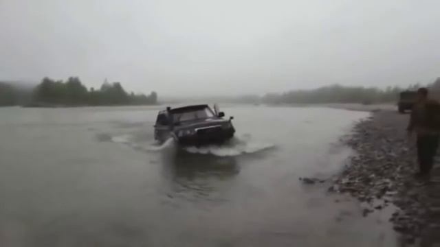 Мужики спокойно рыбачили, сидя в лодке Внезапно они заметили в воде нечто странное смотреть онлайн