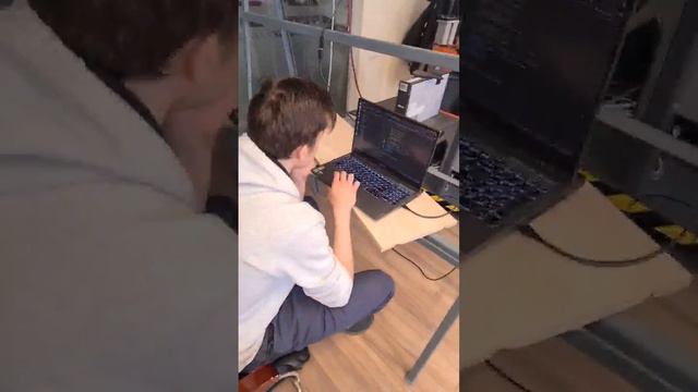 Демо версия по сортировке деталей с использованием робота ABB IRB 140-6/0,8 и камеры Intel RealSens смотреть онлайн