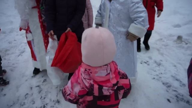 «Солнечный» дуэт дарит прохожим подарки | Самое доброе новогоднее видео смотреть онлайн