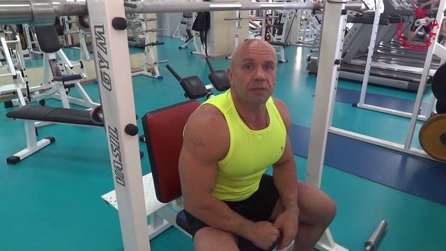 Бодибилдинг. Качаем большие плечи: жим из-за головы.(We train big shoulders....) смотреть онлайн