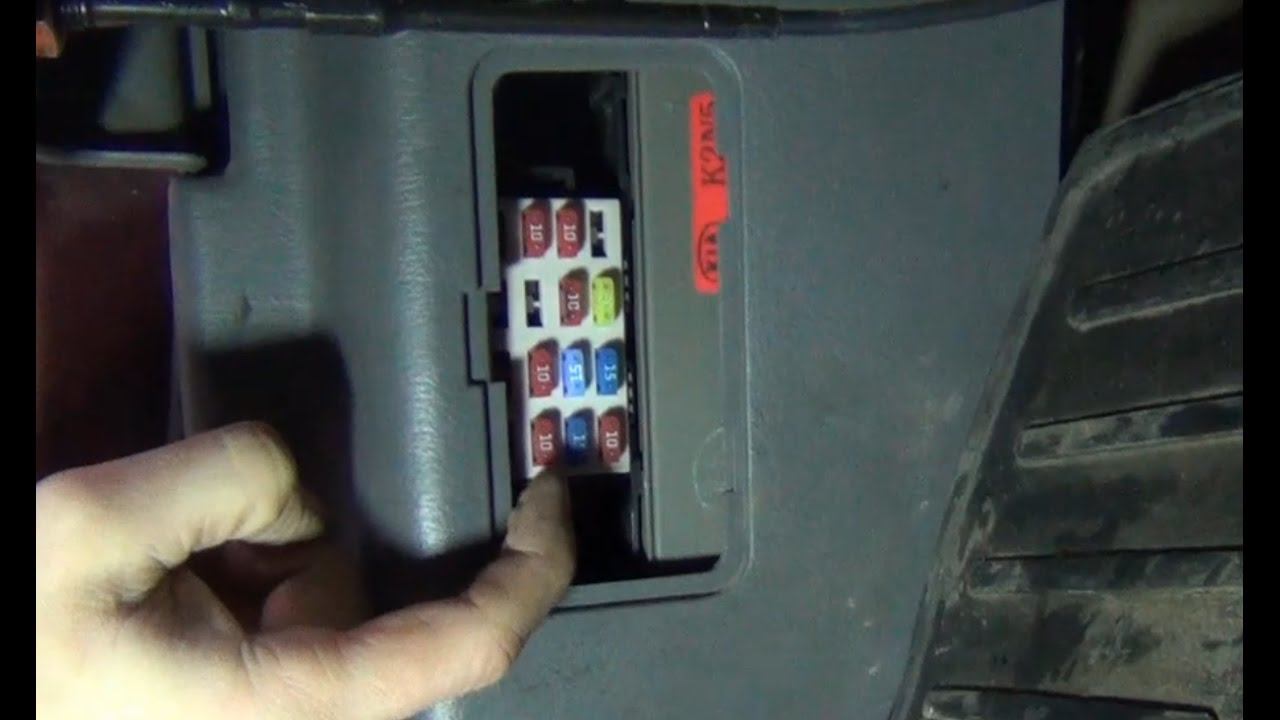 Замена предохранителя ЭБУ (электроного блока управления) KIA - Spectra смотреть онлайн