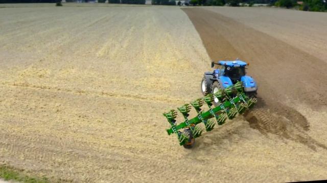 Tyrok - отлично пашет. В борозде и вне. #amazone #tillage #tyrok #nh