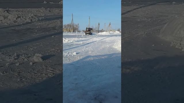 Самодельный минитрактор с куном.уборка снега. смотреть онлайн