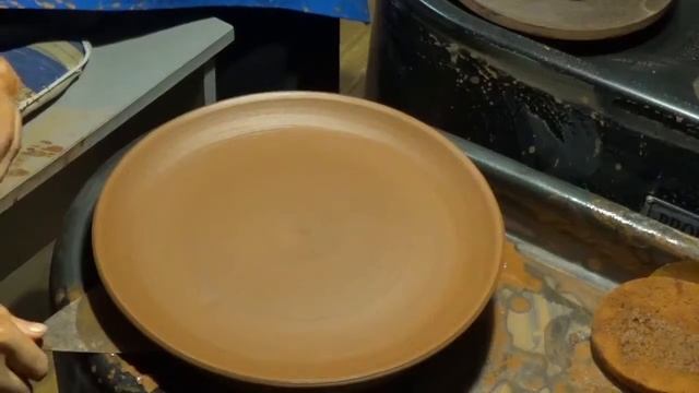 Тарелка из глины на гончарном круге смотреть онлайн