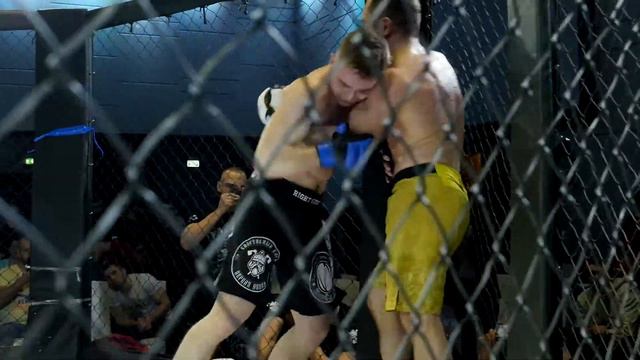 19 бой. Илья Ерастов – Михаил Гоготидзе. Победил Ерастов удушающим приёмом смотреть онлайн