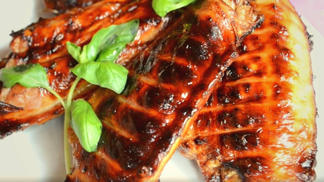 Лучший маринад для крыльев Индейки / Готовим огромные крылья на раскаленном мангале смотреть онлайн