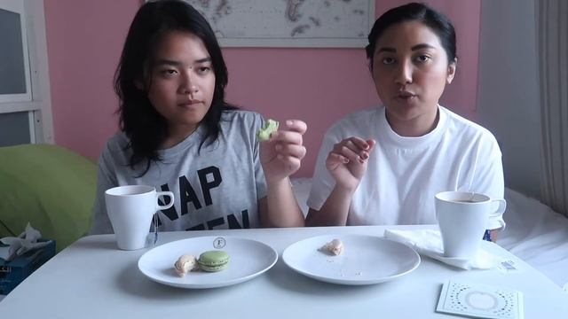 THE BEST MACARONS? || Ladurée vs Fauchon смотреть онлайн