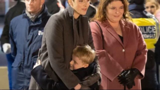 Charlene de Monaco assure ses engagements au palais avec le soutien d’Albert II смотреть онлайн