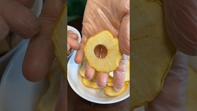 Сравнение яблочные чипсы (фрипсы) из Пятёрочки и моего домашнего производства. смотреть онлайн