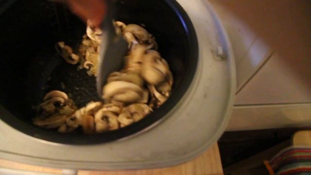 ЖАРЕНАЯ КАРТОШКА С ГРИБАМИ И ЛУКОМ В МУЛЬТИВАРКЕ смотреть онлайн