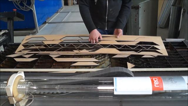 Лазерная резка МДФ | Лазер CO₂ Reci 180W смотреть онлайн