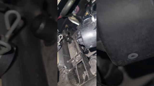 Toyota Aygo 2 wymiana filtra powietrza silnika - może się komuś przyda :) смотреть онлайн