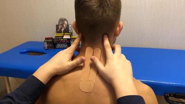 Наложение кинезио тейпа с целью стабилизации шейного отделе позвоночника. Стабилизация шеи. смотреть онлайн