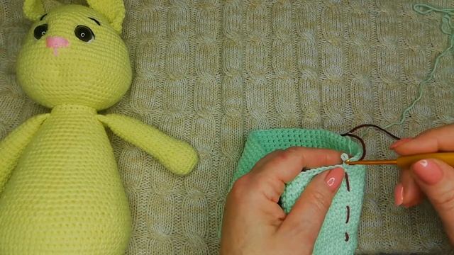 Вяжем комбинезон для игрушки зайчика смотреть онлайн