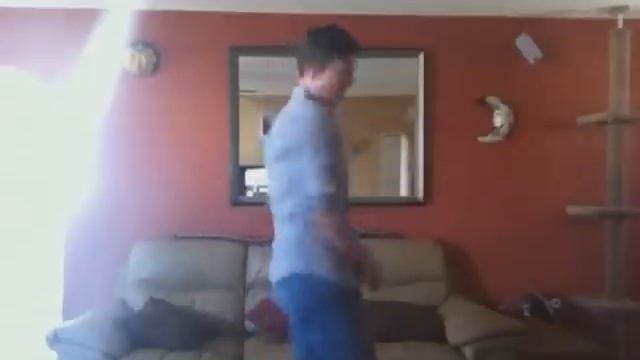 Dancing to Fatboy Slim's "Weapon of Choice" смотреть онлайн