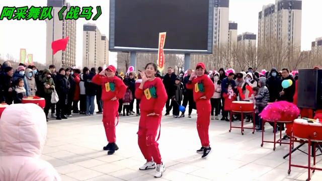 三美女跳舞蹈《战马》太带劲好看了，引大家围观，齐声叫好 смотреть онлайн
