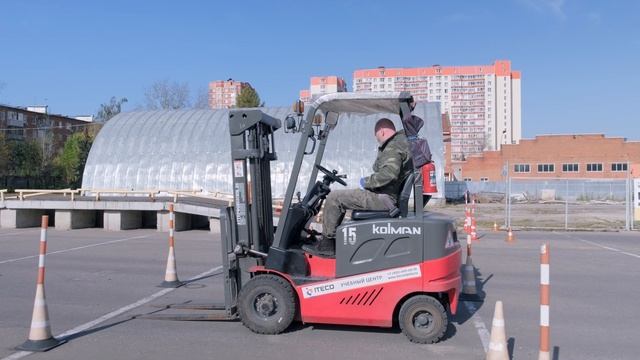 Как проходят практические занятия водителей погрузчика на учебной площадке АйТэКо смотреть онлайн