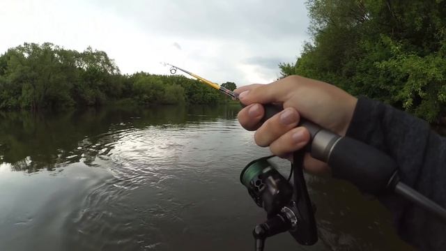 Ловим на китайские микроколебалки с AliExpress | Спиннинг в начале июня, перед и после урагана смотреть онлайн