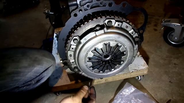 99   Устанавливаем диск и корзину сцепления двигателя  Джили МК  копия  двгателя TOYOT A4 FE