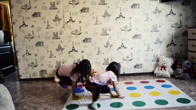 ☆Девочки играют в твистер☆Playing Twister☆TRIPLETS KIDS☆ смотреть онлайн