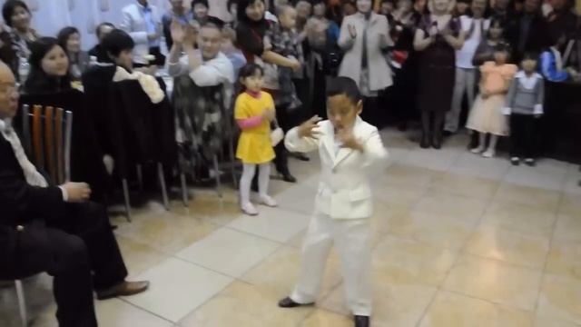 Корейский пацан отжигает Тектоник.mp4 смотреть онлайн