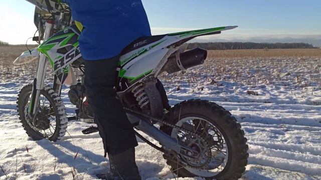 Питбайк Bse ex 125 e Ваня гоняет по снегу смотреть онлайн