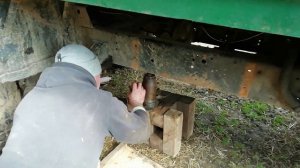 Сложная замена задней рессоры газ 53. Свернул два болта.