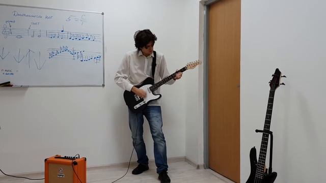 Преподаватель электрогитары школы музыки FMusic Иван Ильичев смотреть онлайн