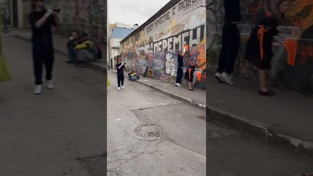 Стена Виктора Цоя Вандалы на глазах у людей испортили достопримечательность смотреть онлайн