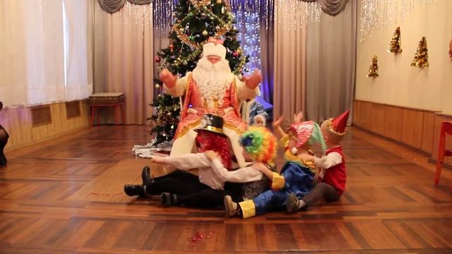 27.12.2013 танец клоунов смотреть онлайн