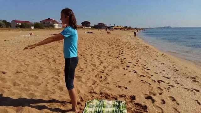 ЙОГА ЧЕЛЛЕНДЖ НА МОРЕ!!! YOGA CHALLENGE Позы на одного / Vika Vika Гимнастика на пляже! смотреть онлайн