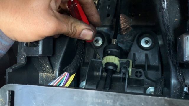 Ford Fusion & Escape Shifter Cable Replacement - Having Trouble Shifting Into Gears? смотреть онлайн