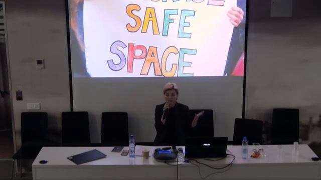 Лекция Вики Приваловой «Так называемая искренность, или как незнакомцы рассказали мне все секреты» смотреть онлайн