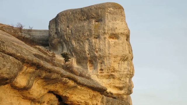 Скала в виде головы. Крым Бахчисарайский район. смотреть онлайн