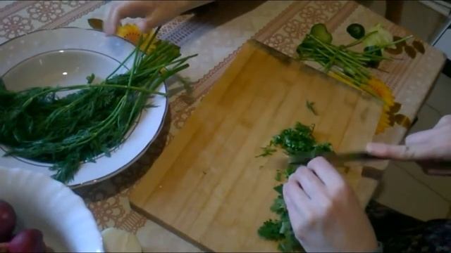 Салат из редиски, свежих огурцов, капусты и зелени весенний. смотреть онлайн