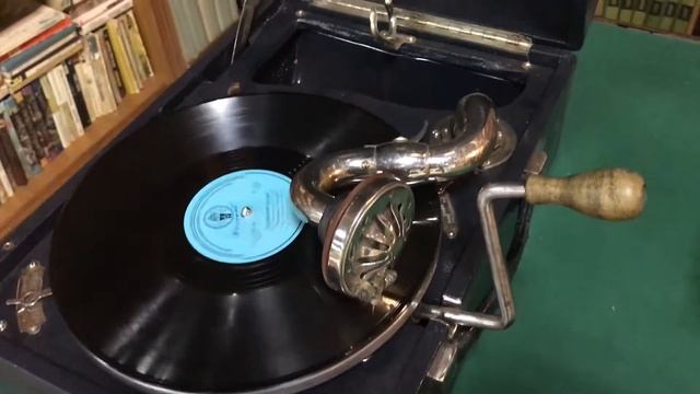 Старинный антикварный патефон СССР довоенный. Завод имени Ордена Ленина "Молот" смотреть онлайн