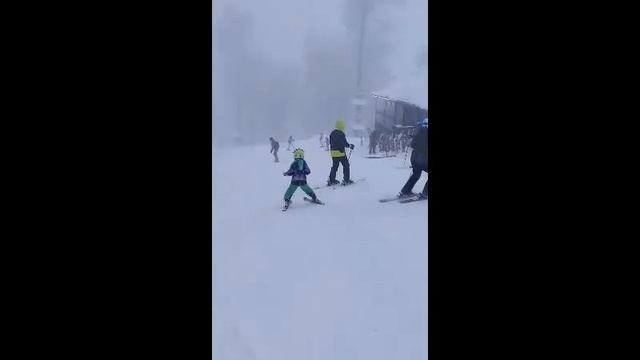 Алиса на горных лыжах (6 лет) смотреть онлайн