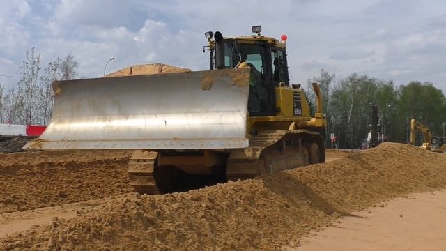 Komatsu D65EX-16 pushing sand part 2 смотреть онлайн