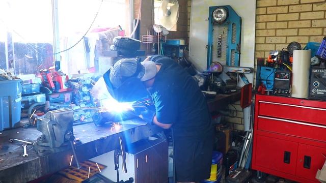 18rg Powered Hilux - Modifying the driveshaft + New Tray! смотреть онлайн