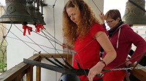 Звонарь Екатерина Ермилова на колокольне храма свт.Алексия митр.Московского в Рогожской слободе