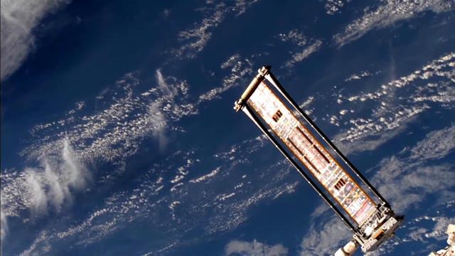 МКС сбросила не сработавшую солнечную батарею НАСА. смотреть онлайн
