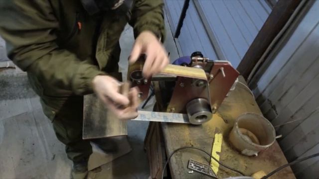 В гостях у Димы Тесака Баламут 36 и Валера Тихо В делаем ножичек сапожный ,играем на гитаре. смотреть онлайн