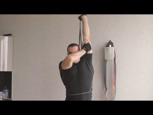 Разгибание руки с  резиной стоя: техника и нюансы