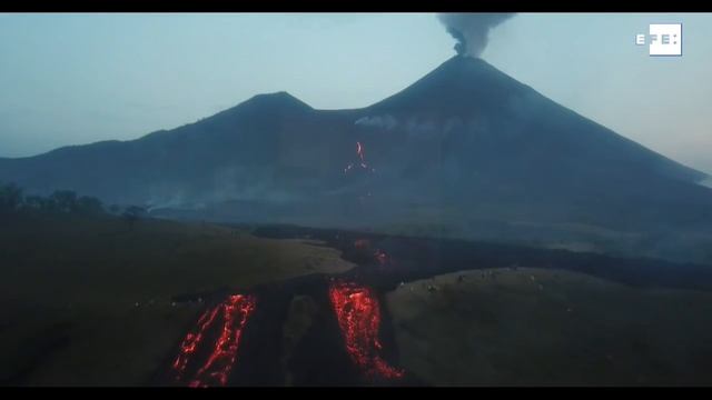 Los ríos de lava del volcán Pacaya de Guatemala, lentos pero constantes смотреть онлайн