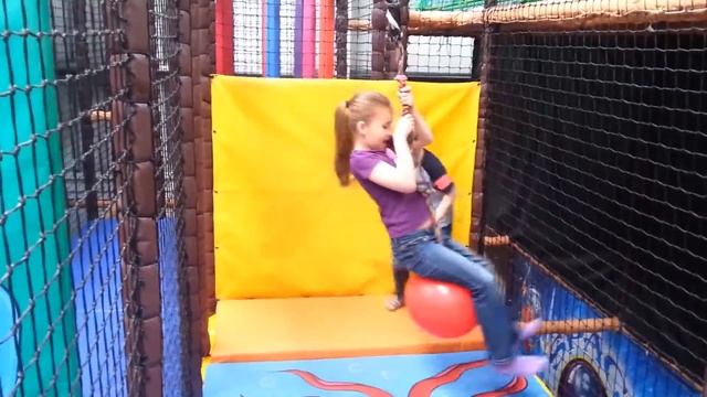 Огромный детский игровой центр , Большой развлекательный детский центр смотреть онлайн